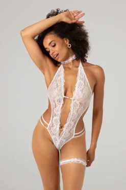 Christine - Body string ouvert à l'entrejambe