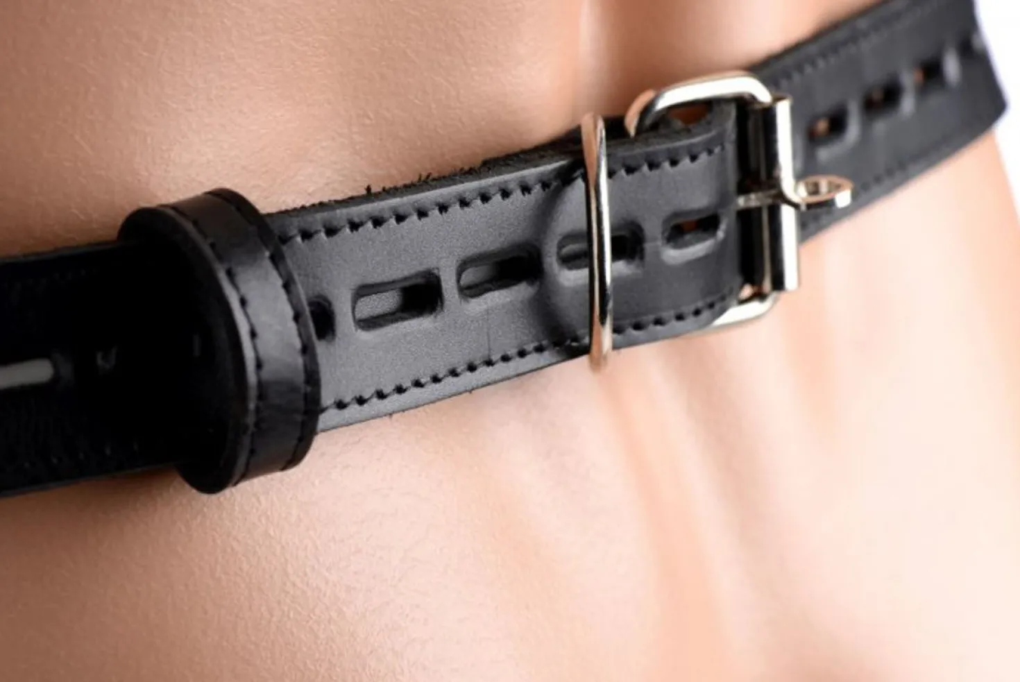 Suspensoir de confinement Spiked Leather